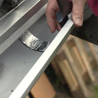 Laga hängrännan: Dra av skyddsfilmen lite i taget Laga hängrännan: Dra av skyddsfilmen lite i taget